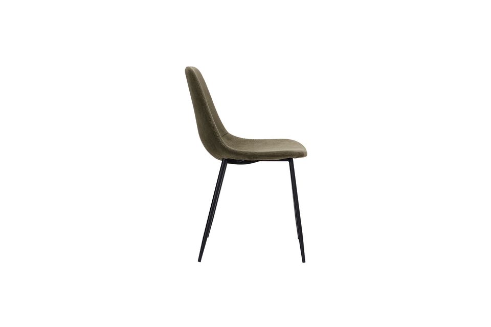 La elegante silla Found de terciopelo de poliéster combina un cómodo asiento verde con patas de