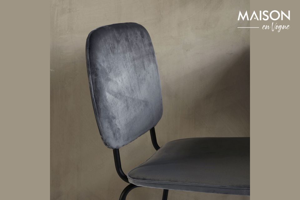 El diseño de un interior vintage o de diseño comienza con esta silla de terciopelo de poliéster
