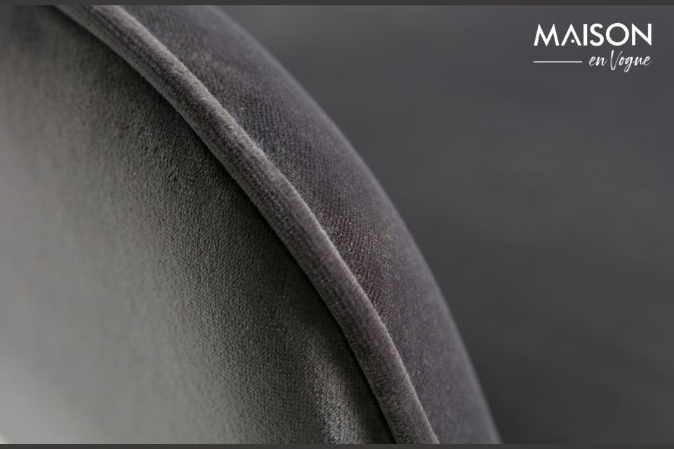 Silla de comedor moderna de terciopelo gris.