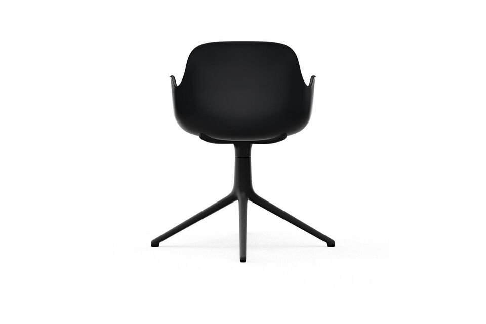 El sillón se asienta sobre una fina base de aluminio del mismo color negro que el asiento y encaja