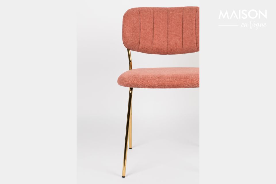 Una silla con un diseño elegante y extravagante