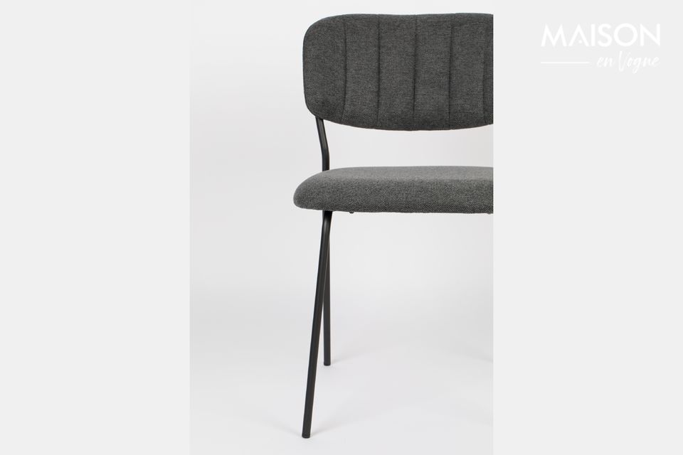 Una silla elegante que sigue las líneas del cuerpo para una comodidad óptima