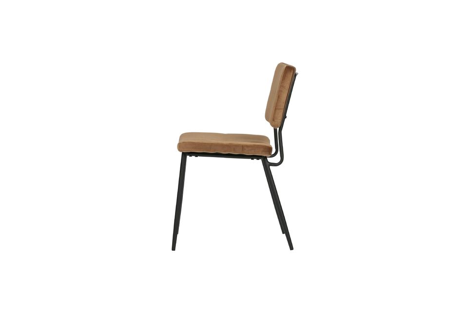 La combinación de la tela color caramelo y la base de metal negro confiere a esta silla un aspecto