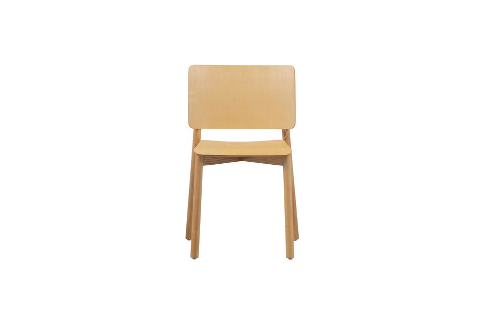 Karel es una silla de comedor que destaca por su diseño y su color beige