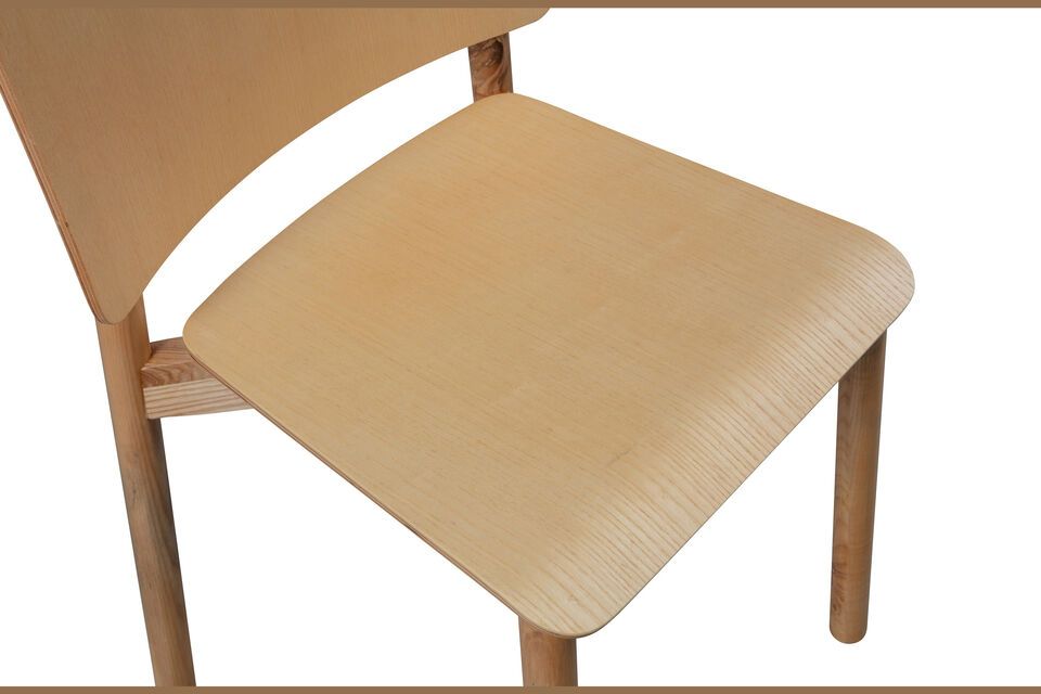 La silla Karel mide 77 cm de alto, 53 cm de ancho y 52 cm de fondo