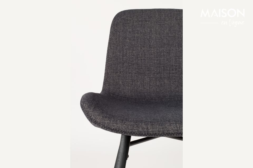 Una silla con una estructura sólida y un diseño atemporal