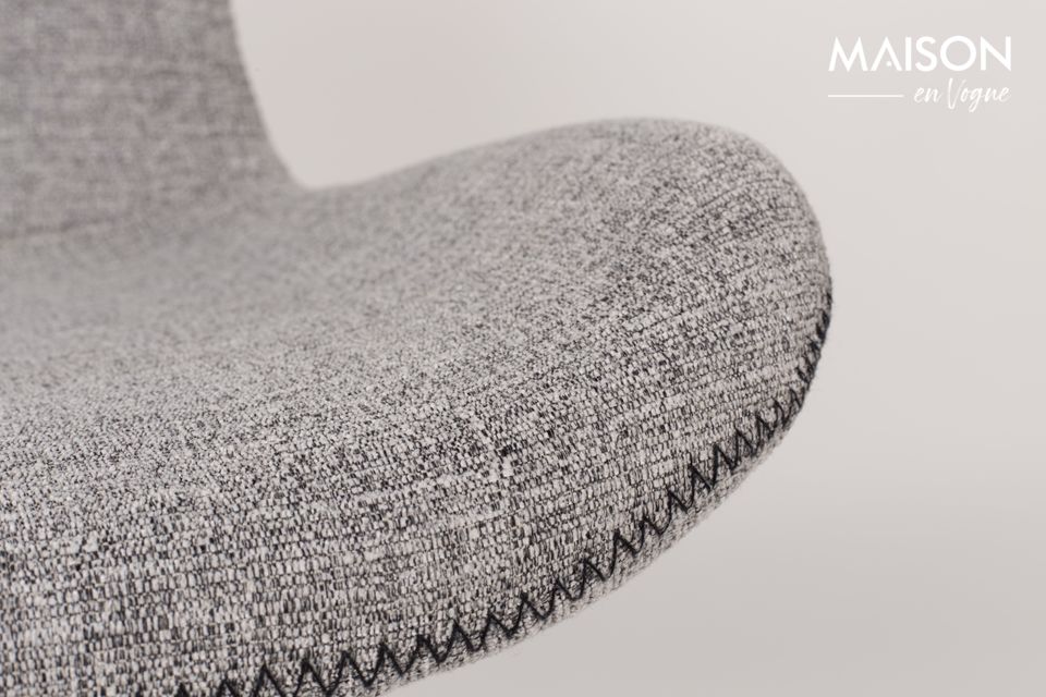 Su asiento de poliéster texturizado con costuras en zigzag es suave y cómodo