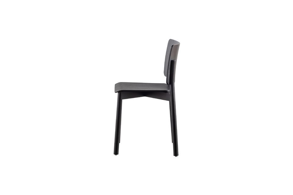 La silla de comedor Karel sólo está disponible en negro mate y natural