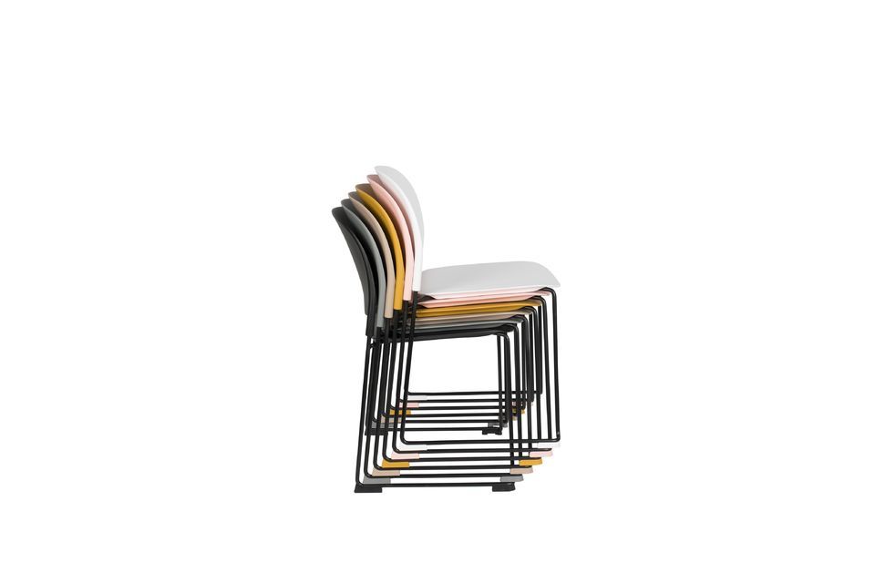 Delgada y elegante, la silla Stacks cabe fácilmente en el salón, el comedor o la terraza
