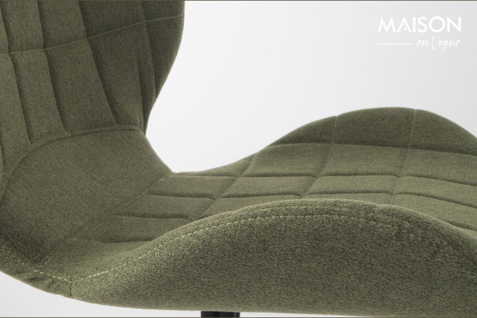 La estructura de acero con revestimiento de polvo negro confiere a la silla un aspecto