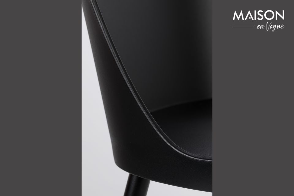 La silla de Pip negra de la marca White label combina robustez, comodidad y estética