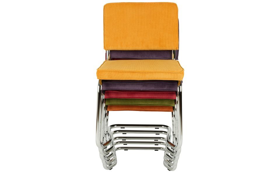 Esta silla con asiento fabricado principalmente en nylon es muy cómoda