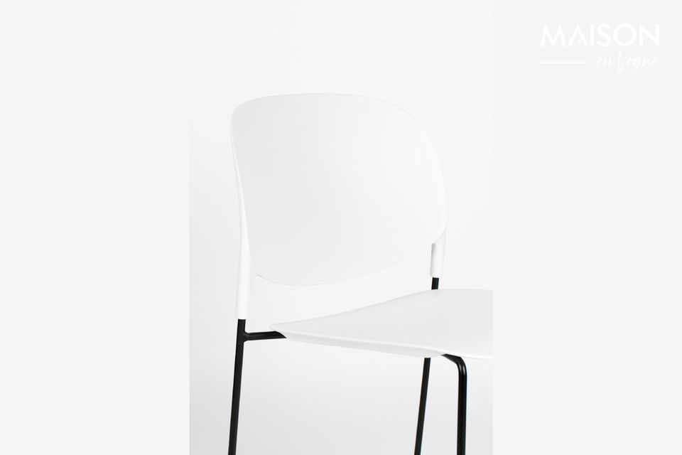 Una silla de diseño moderno con un asiento reforzado con fibra de vidrio