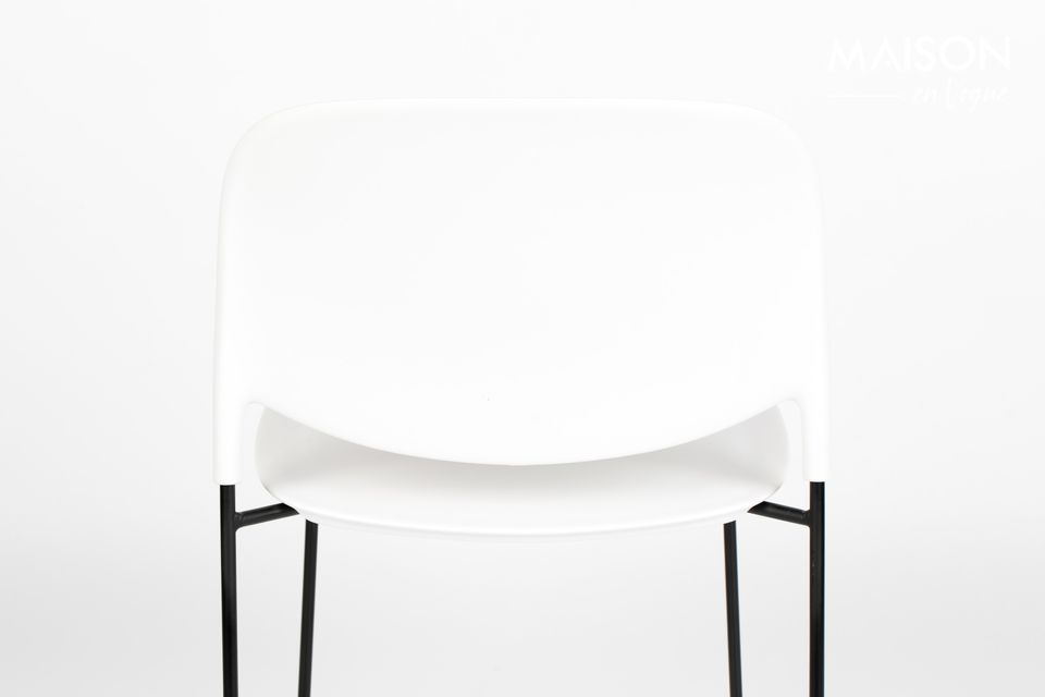 El diseño de la silla Stacks revela unas finas patas de acero recubiertas de polvo con un asiento