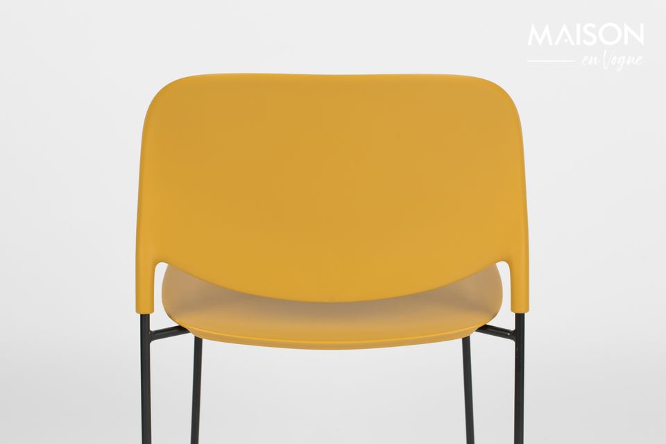 Esta silla Stacks de color occre de White Label Living sublimará su interior aportando una nota de