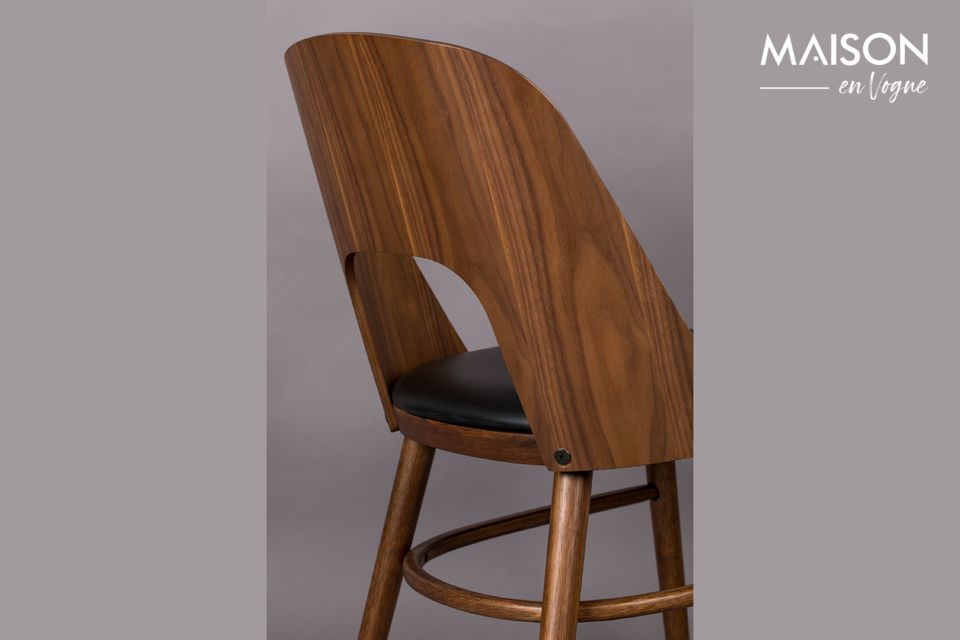 Esta bonita silla combina la madera y el cuero PU de una manera muy exitosa jugando con el material