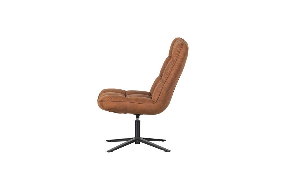 Acabado en cuero PU negro, este sillón es robusto y elegante al mismo tiempo
