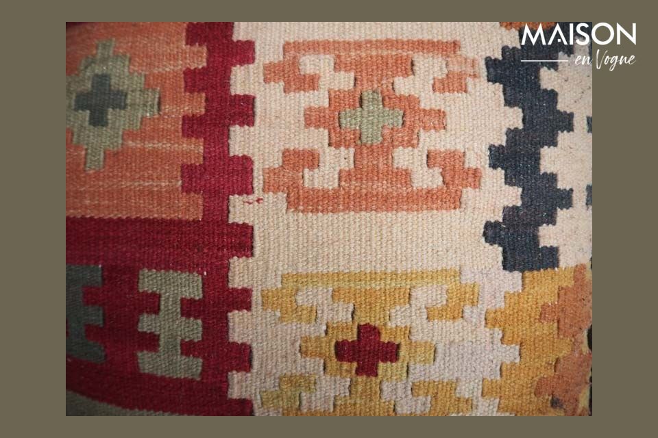 Está hecho de materiales nobles como la madera maciza o el cuero de vaca