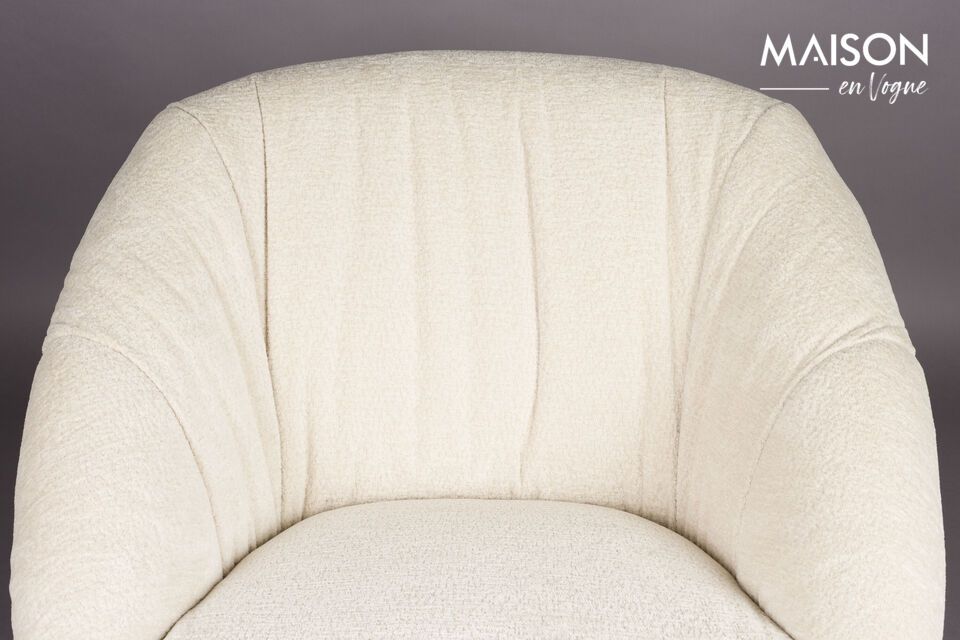 El sillón Emilius evoca una sensación de evasión, como acurrucarse en una suave nube