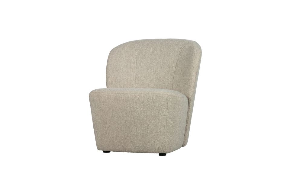 Es un sillón con un asiento firme y un cojín de respaldo maravillosamente suave y cómodo