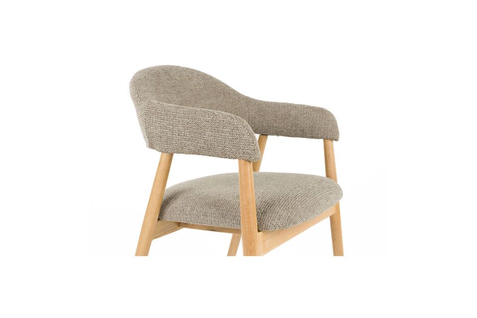 Combinar este sillón con elementos de madera clara o tonos neutros crea una paleta armoniosa