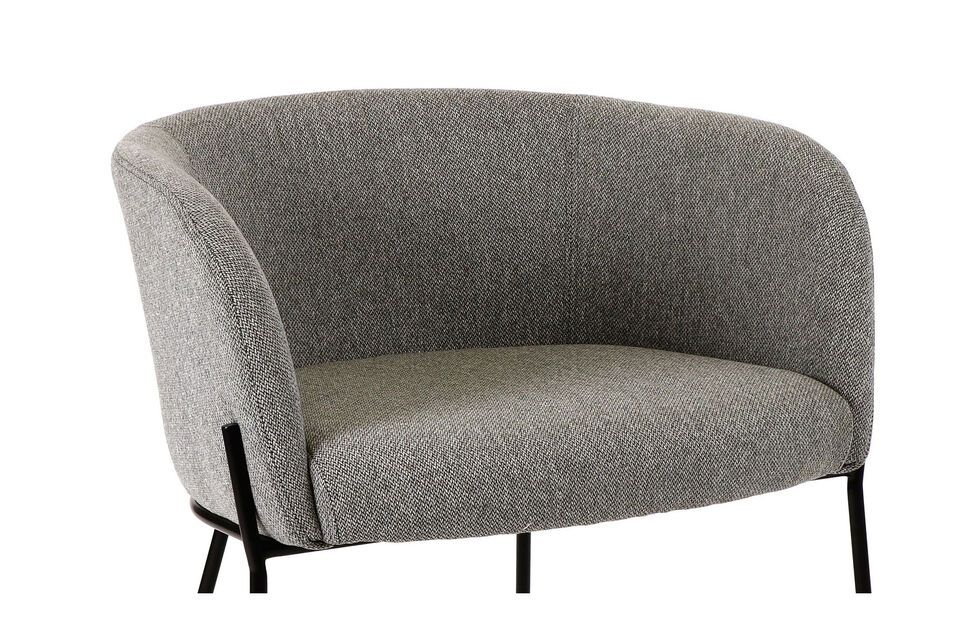 Con el discreto encanto de un cierto clasicismo, este cómodo sillón te extiende los brazos