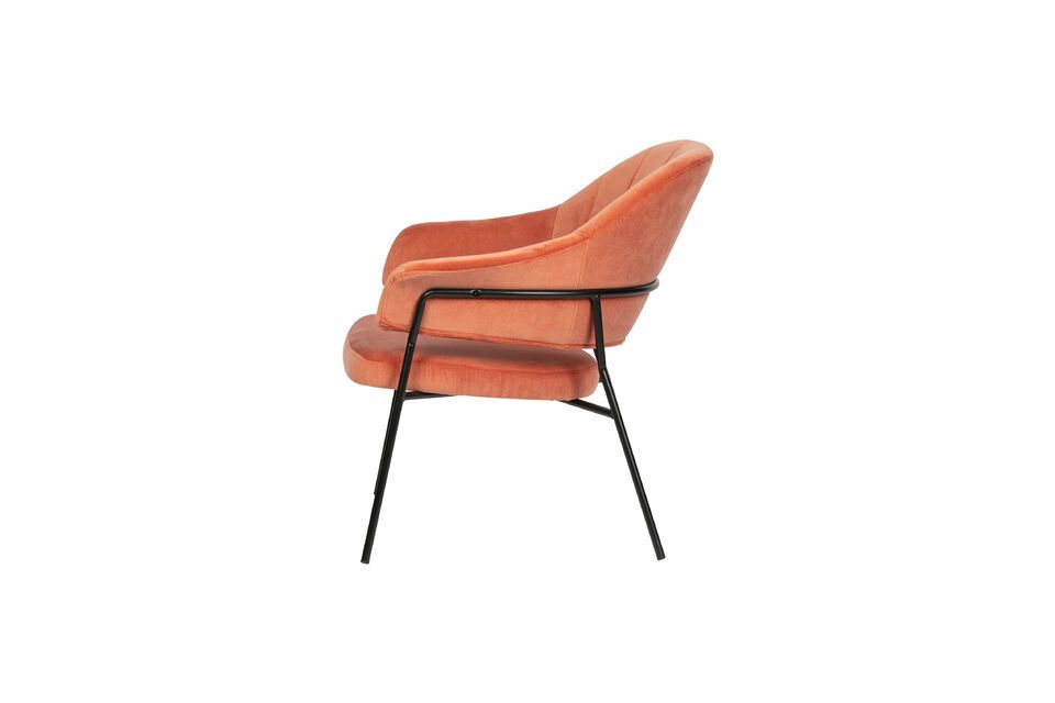 Este sillón atípico ofrece un asiento envolvente con pespuntes tono sobre tono que acentúan sus