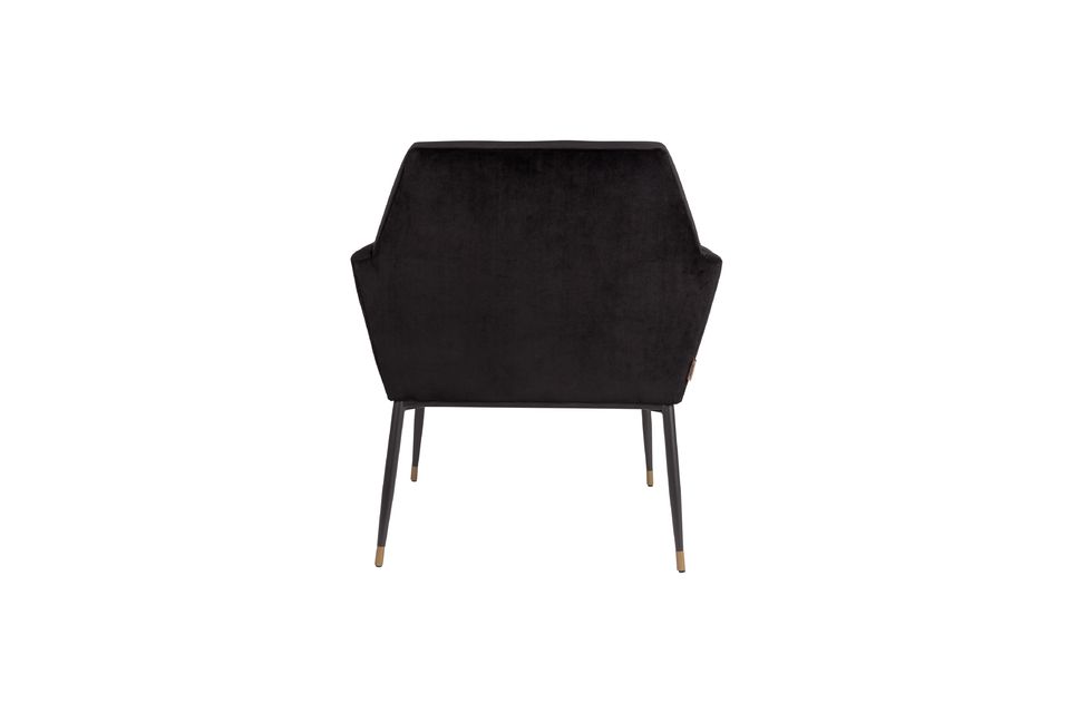 Entre sus brazos y su respaldo, este lujoso mueble es el pináculo indiscutible del refinamiento