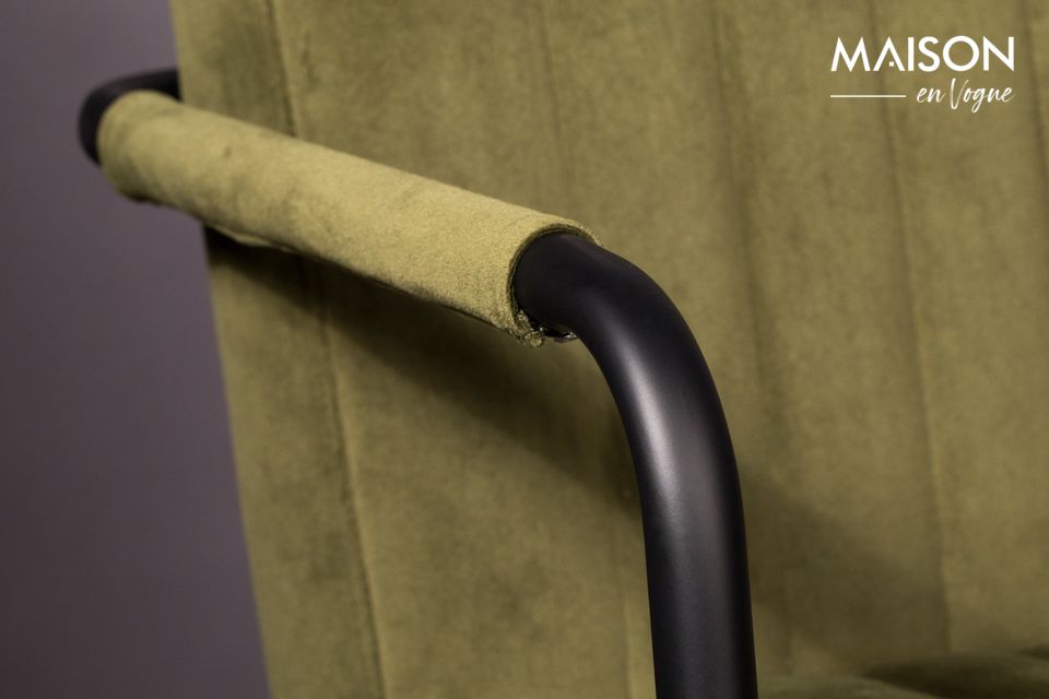 Su diseño es tal que puede ser fácilmente almacenado bajo una mesa