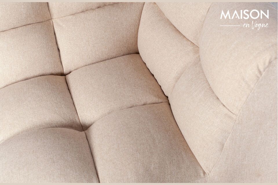 La moderna tapicería cosida en el asiento y el respaldo