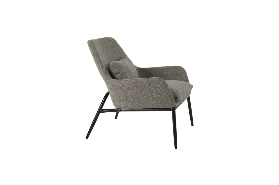 Ofrecido en una tela sutilmente moteada en gris claro, aquí está el sillón Hailey