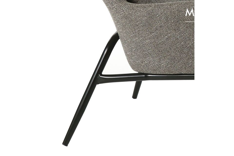 Ofrecido en una tela sutilmente moteada en gris claro, aquí está el sillón Hailey