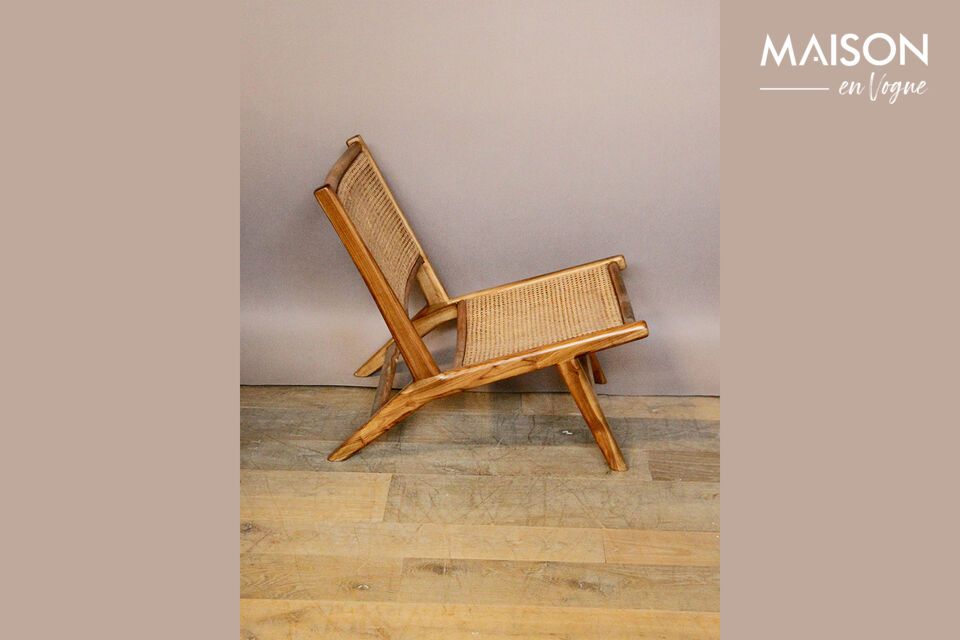 Un sillón todo de mimbre con un estilo de compañero