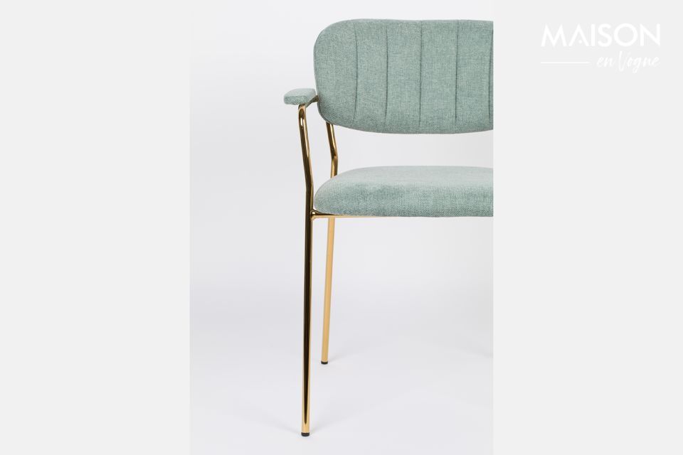 El sillón Jolien en oro y verde claro tiene un diseño muy elegante