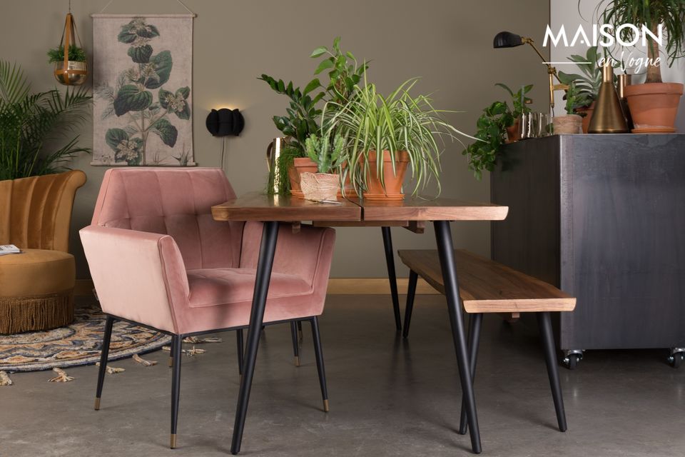Un sillón de estilo Art Deco con un diseño lujoso
