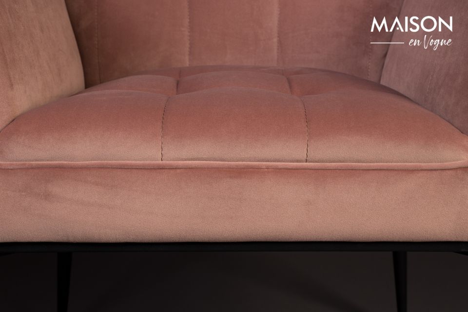 Instale este sillón agradablemente acolchado en la sala de estar