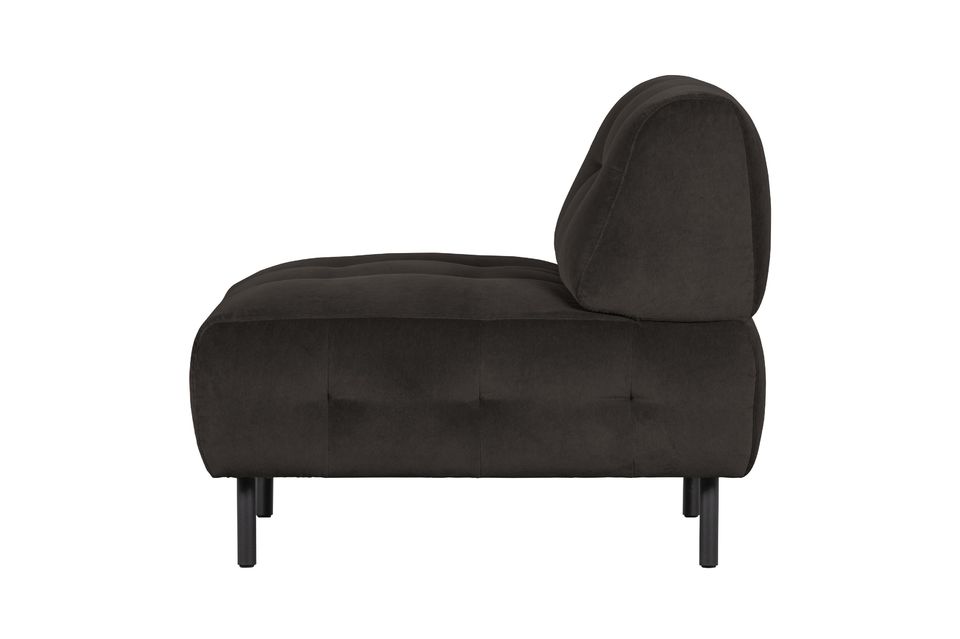 Este sillón Lloyd de terciopelo gris oscuro tiene el respaldo tapizado para proporcionar un apoyo