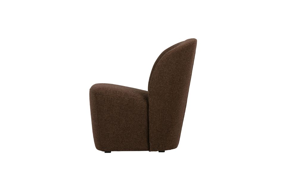 Este sillón es un mueble con un asiento firme y un cojín de respaldo maravillosamente suave y