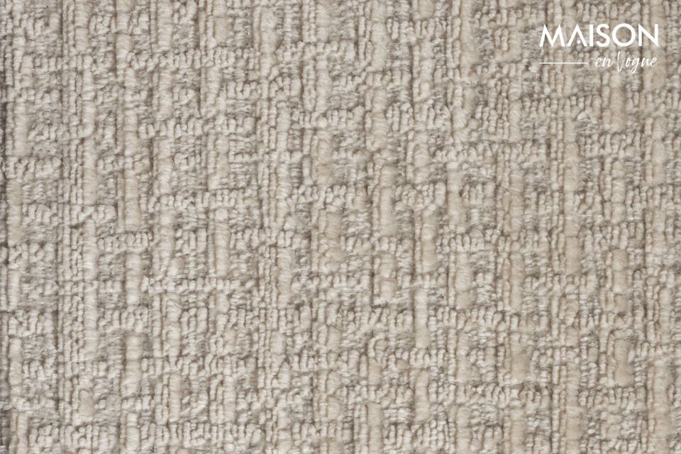 Los reposabrazos curvos de madera de mango aportan un toque único y elegante
