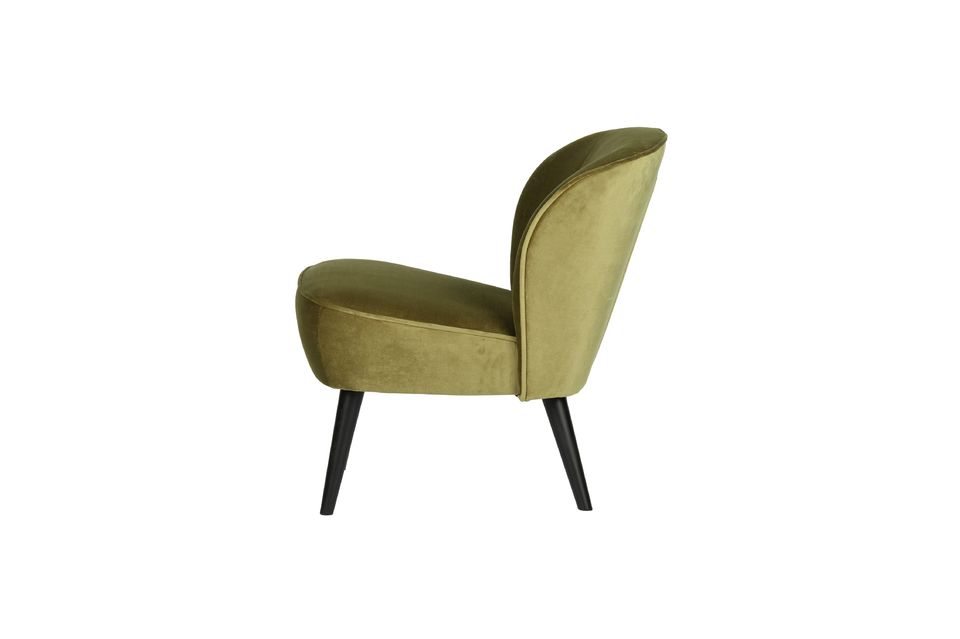 El sillón Sara de terciopelo verde oliva es un sillón cómodo y elegante con una sutil y