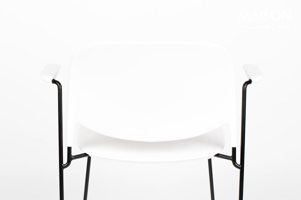 Un sillón blanco, fácilmente apilable, con un asiento reforzado