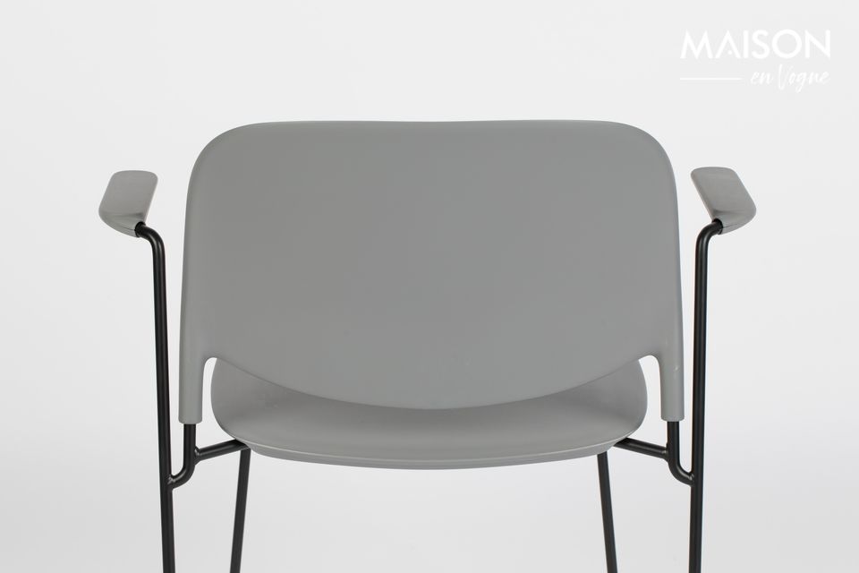 Una silla fácil de apilar y con una estructura robusta reforzada con fibra de vidrio