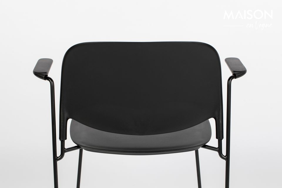 Un sillón con un marco sólido y reforzado que puede ser apilado