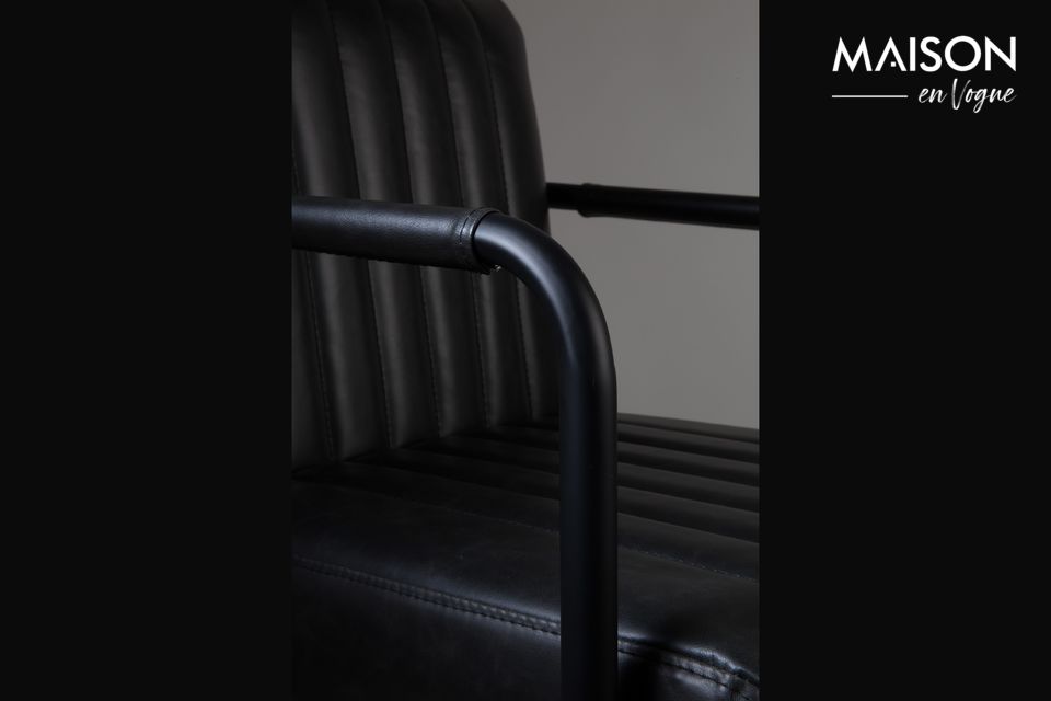 El asiento y el respaldo son de imitación de cuero gris acanalado con costuras visibles para un