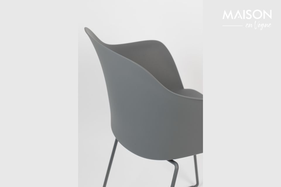 El sillón Tango tiene una estructura sólida y robusta hecha de acero recubierto de polvo con