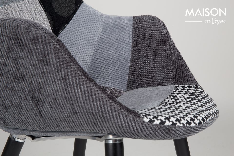Lo que nos seduce inmediatamente en este sillón es su espacioso asiento vestido con un patchwork de