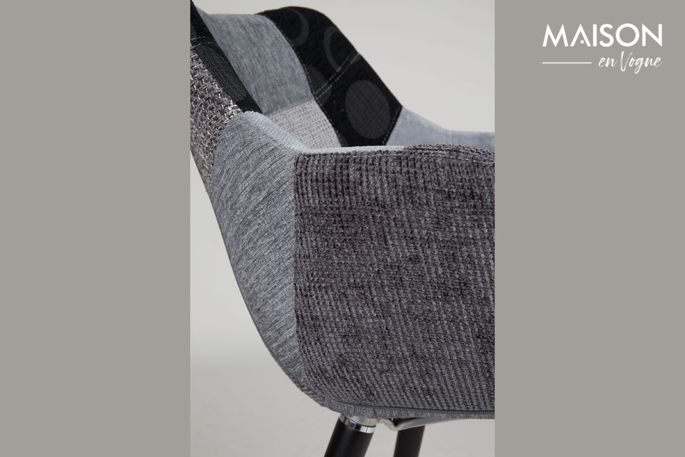 Tapizado en espuma densa, este asiento ofrece una mezcla perfecta de confort y estilo