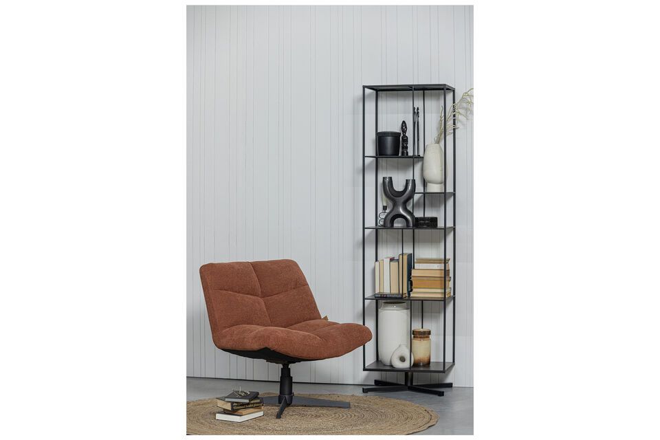 La silla giratoria Vinny de color terracota es una auténtica atracción de la marca holandesa de