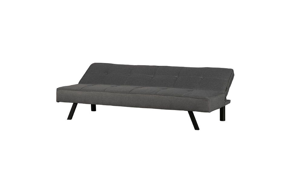 Fabricado en una cálida mezcla de telas grises, este sofá es un verdadero punto de atracción