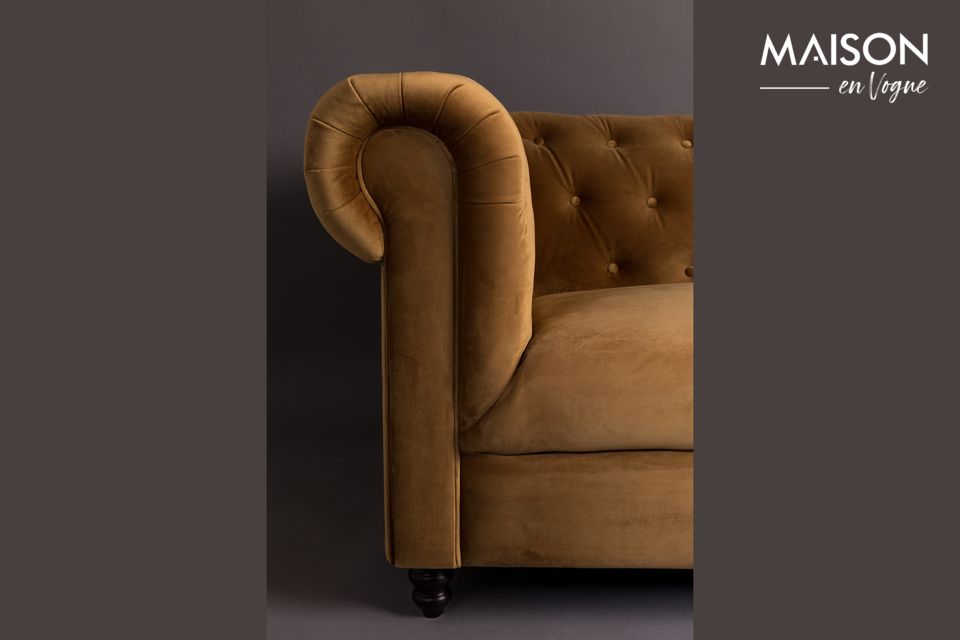 El sofá Chester de terciopelo dorado marrón de Dutchbone está inspirado en el estilo del siglo